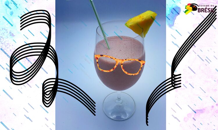 Un verre avec un cocktail brésilien à base de vin, ananas et lait concentré sucré