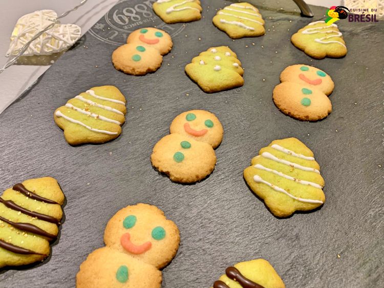 Des biscuits sablés décorés en forme de sapin de Noël et de bonhomme de neige