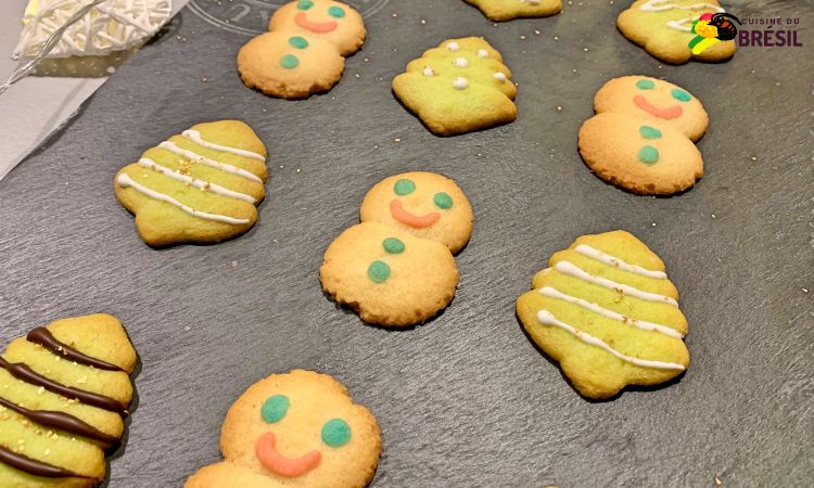 Des biscuits sablés décorés en forme de sapin de Noël et de bonhomme de neige