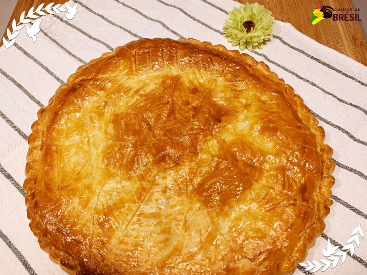 Galette des rois à la mangue avant d'être découpée