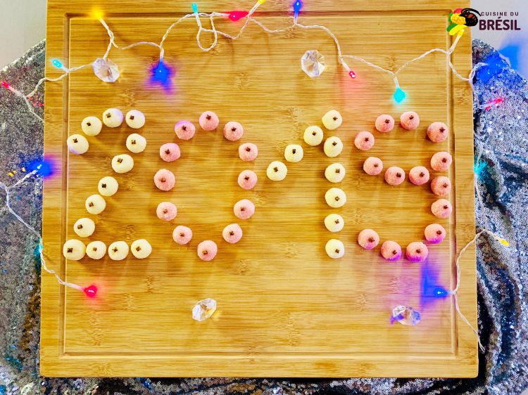 L'année 2019 écrite en chiffres avec des beijinhos qui sont des petites truffes brésiliennes à la noix de coco.