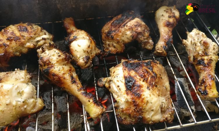 Des morceaux de poulet avec une marinade brésilienne et grillés au barbecue