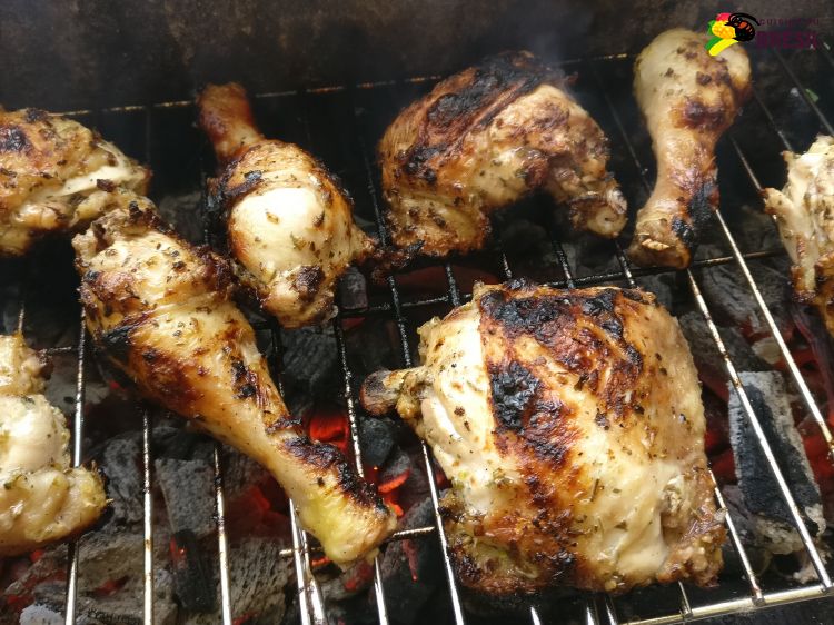 Des morceaux de poulet avec une marinade brésilienne et grillés au barbecue