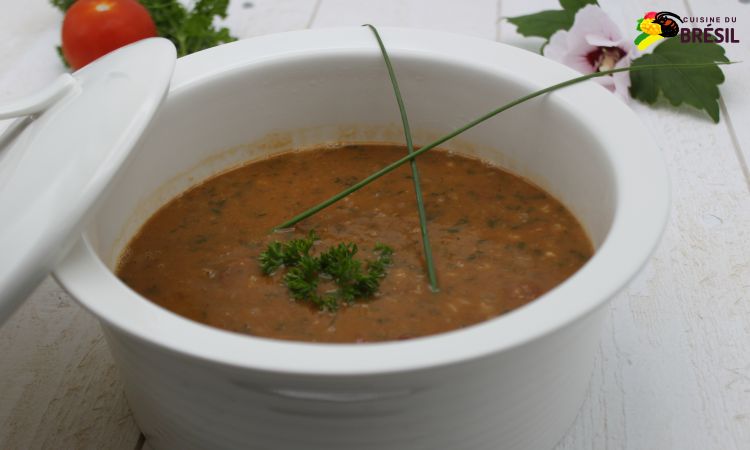 Bol de soupe aux haricots et chorizo avec décoration de ciboulette et persil