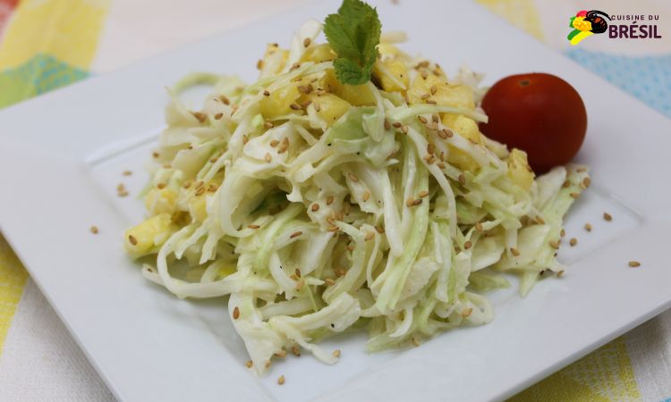 Salade de chou avec ananas, tomate cerise et graines de sésame