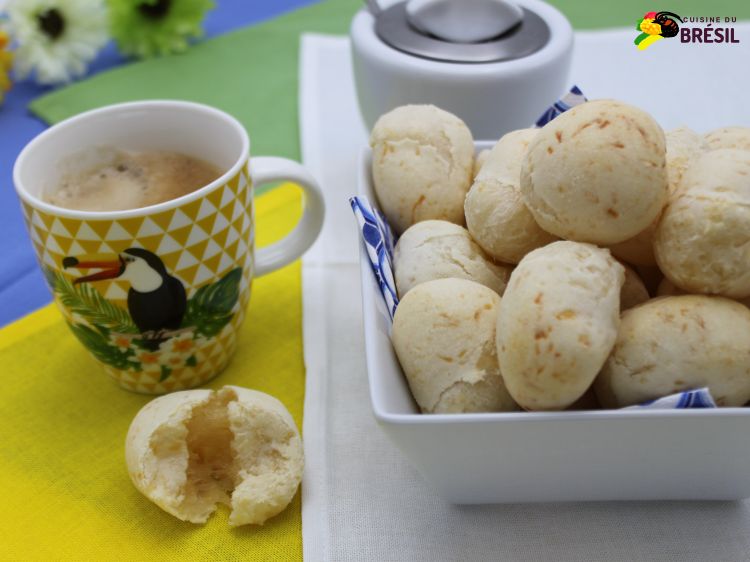 Des petits pains brésiliens au fromage déjà cuits accompagnés d'une tasse de café.