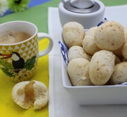 Petits pains brésiliens au fromage avec une délicieuse tasse de café