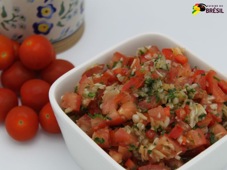 La vinagrete est une salade brésilienne à base de tomates, oignons, persil et vinaigre.