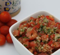 La vinagrete est une salade à base de tomates, oignons, persil et vinaigre.