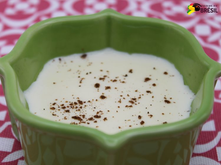 Sauce béchamel avec de la noix de muscade saupoudrée par dessus