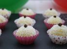 Les truffes brésiliennes (beijinhos) présentées sur une ardoise et avec deux ballons (un vert et un rouge) au fond.