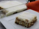 Une part de l'entremet à la noix de coco sur une assiette blanche