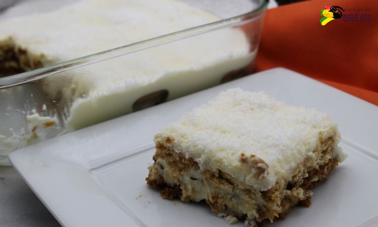 Un part d'un entremets crémeux à la noix de coco