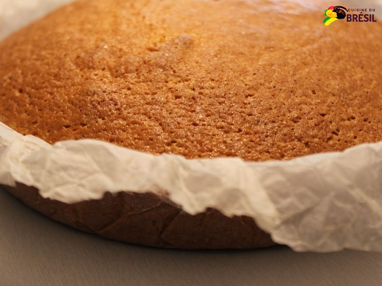 Le démoulage de ce gâteau est très simple et le papier de cuisson se détache facilement.