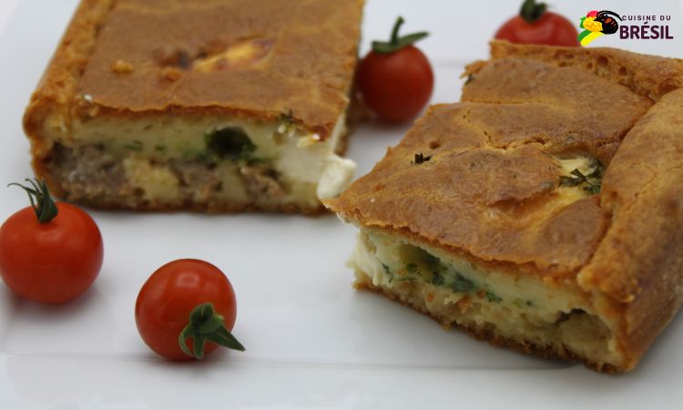 Cake aux saucisses et mascarpone servi avec des tomates cerises