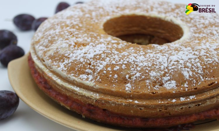 Gâteau aux prunes avec des prunes rouges fraiches au tour.