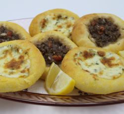 Une assiette de sfihas libanaises au fromage et au boeuf.