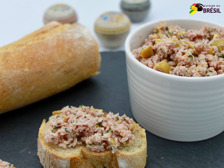 Rillettes de mortadelle servies dans un bol et aussi sur un toast.