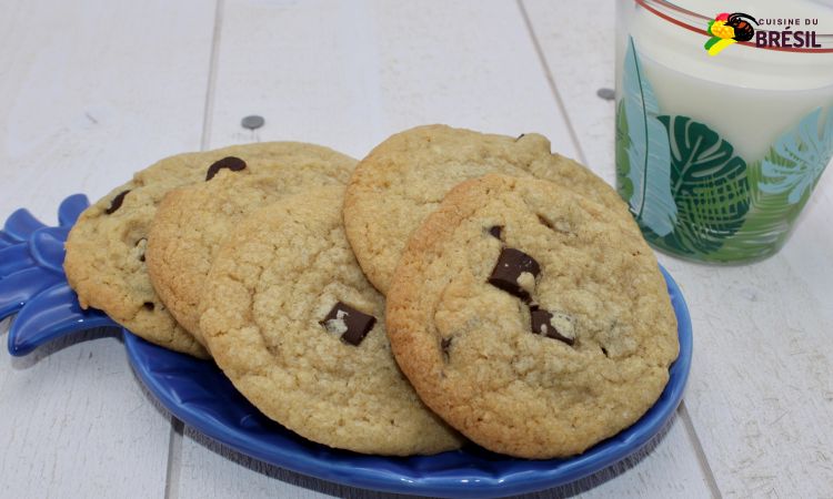 Des cookies au chocolat et à la noix de coco faciles à faire et accompagnés d'un verre de lait.