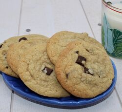 Des cookies au chocolat et à la noix de coco faciles à faire et accompagnés d'un verre de lait.