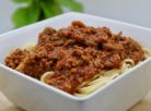 Sauce bolognaise servi avec des spaghettis.