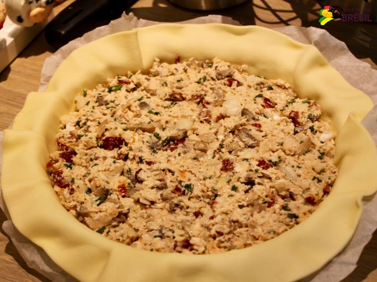 Tourte au poulet avec sa garniture avant la cuisson