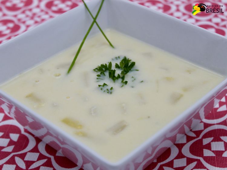 Un bol de velouté ou crème d'asperges blanches