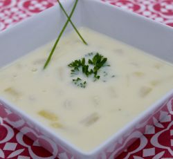 Un bol de velouté ou crème d'asperges blanches
