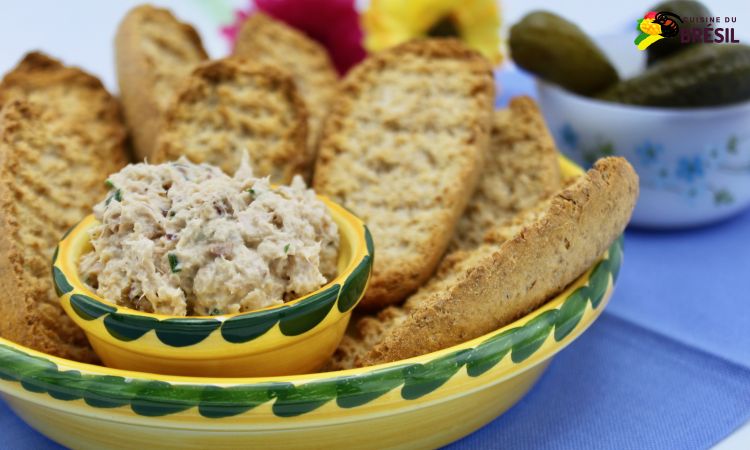 Rillettes de thon maison accompagnées de petits pains style toast et cornichons