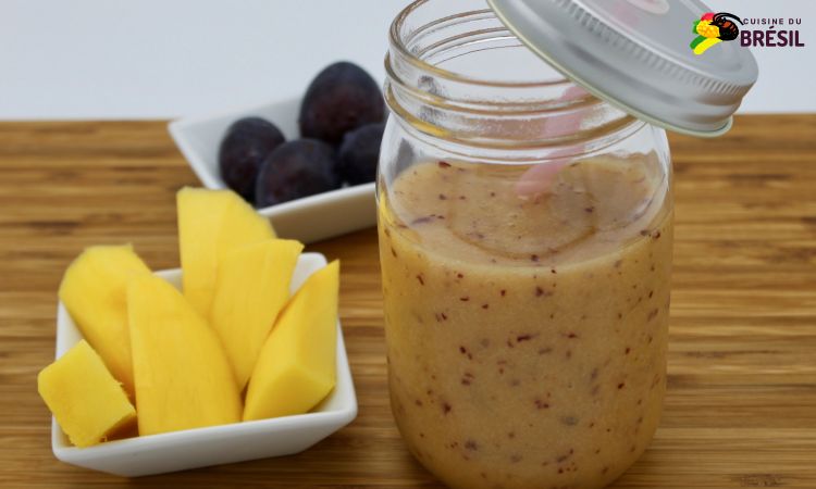 Smoothie fait avec mangue et prunes fraiches