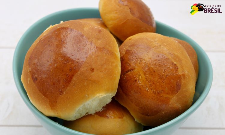 Un grand bol avec 6 à 7 petits pains sucrés