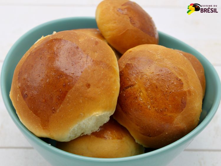 Un grand bol avec 6 à 7 petits pains sucrés