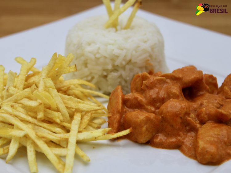 Stroganoff de poulet accompagné de riz blanc pilaf et chips allumettes 