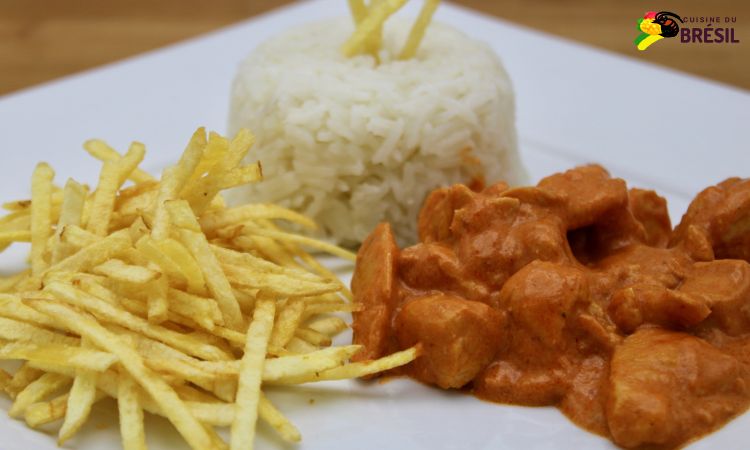 Stroganoff de poulet accompagné de riz blanc pilaf et chips allumettes 