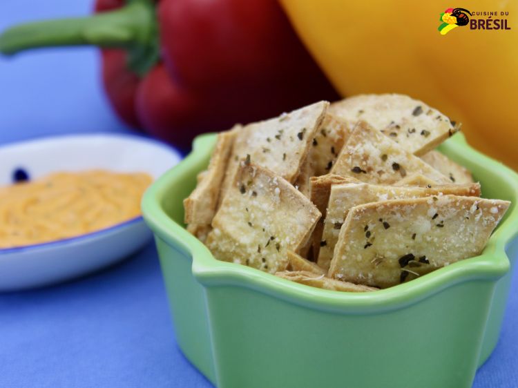 Chips faites maison avec des tortillas, de l'origan et du parmesan