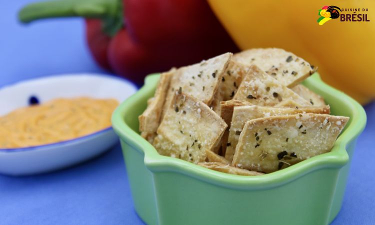 Chips faites maison avec des tortillas, de l'origan et du parmesan