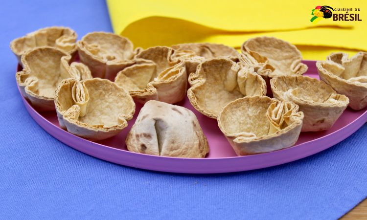 Plusieurs petits paniers croustillants faits avec des tortillas