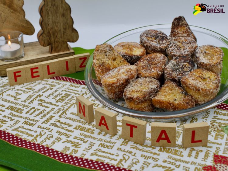 Rabanadas saupoudrées avec du sucre et de la cannelle