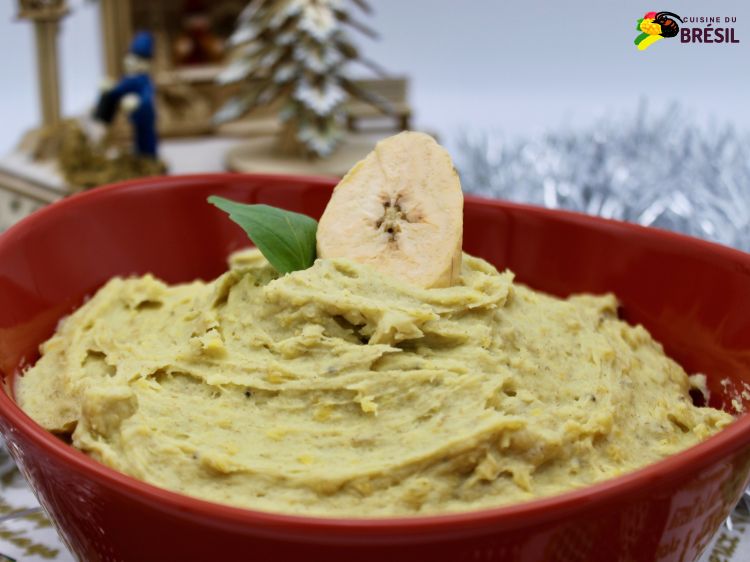 Purée de bananes plantain décorée avec une rondelle de banane et une feuille de basilic.