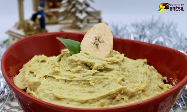 Purée de bananes plantain décorée avec une rondelle de banane et une feuille de basilic.