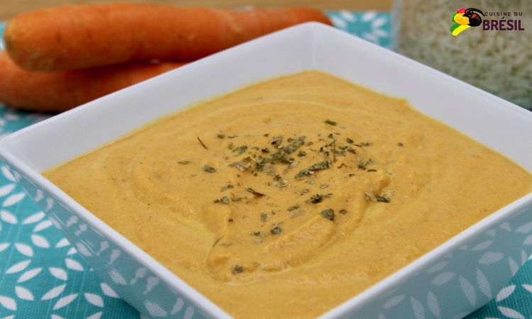 Un bol de soupe aux carottes avec un peu de persil séché saupoudré par dessus