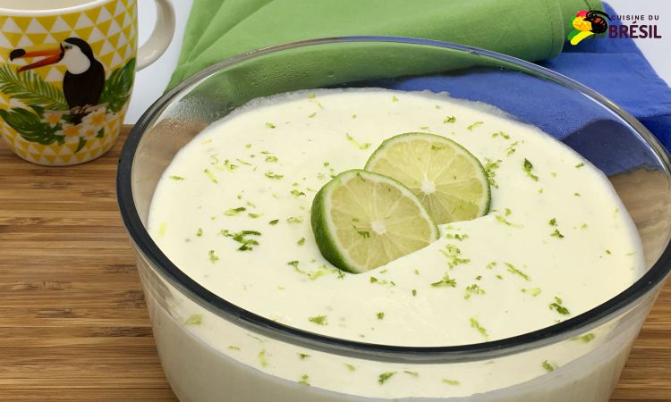 Mousse au citron vert faite avec du lait concentré sucré et de la crème fraîche