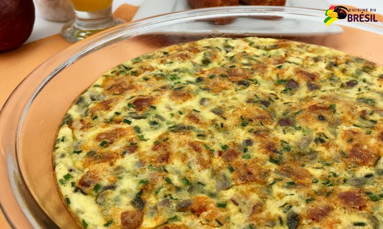 Omelette au four avec du chorizo fort, de l'emmental, de l'oignon rouge et de la ciboulette