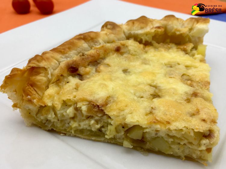 Un morceau de tarte aux échalotes et pommes de terre gratinée au tomme de montagne