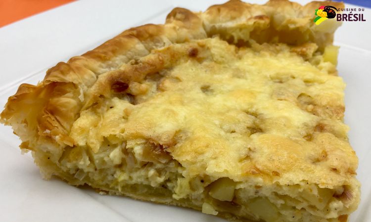 Un morceau de tarte aux échalotes et pommes de terre gratinée au tomme de montagne