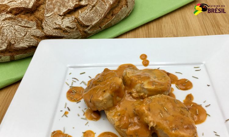 Des tranches de filet mignon avec sauce à l'orange et du pain de campagne