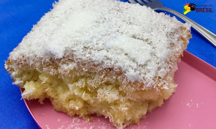 Un morceau de gâteau froid brésilien à la noix de coco