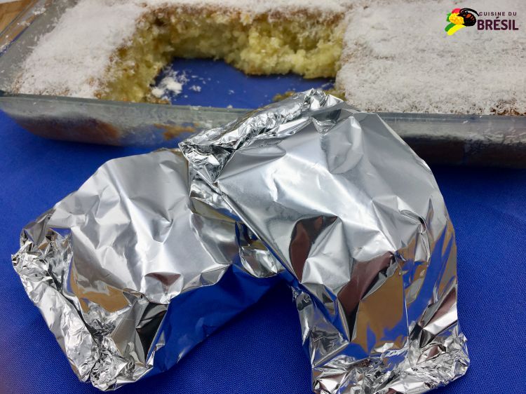 Les morceaux de gâteau emballés avec du papier aluminium.