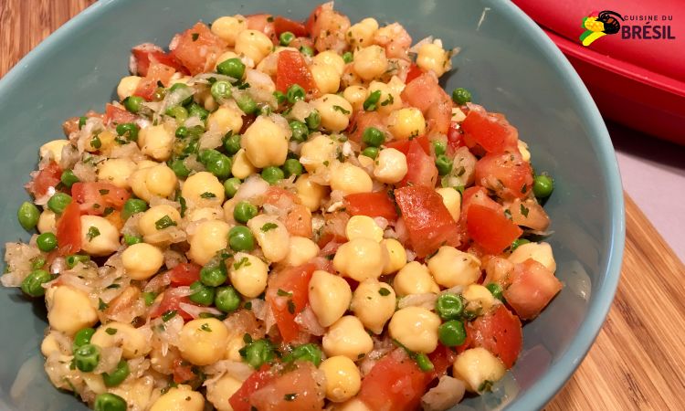 Salade de pois chiches avec tomates, oignons, petits pois et persil