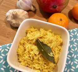 Un bol de riz basmati au curry préparé style pilaf